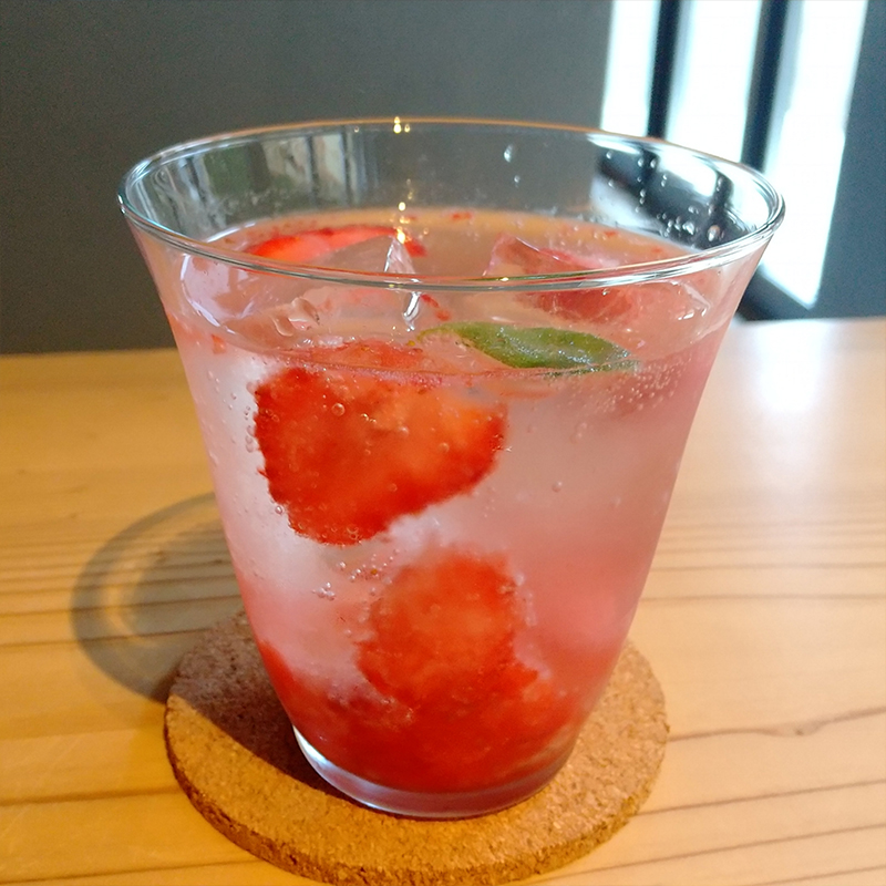 20席をご用意しているカフェスペース。ランチ営業も行っています。